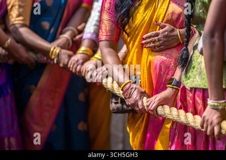 Les femmes dévot les mains sur une corde utilisée pour tirer un des chars pendant le Tamil chariot Festival, alias Ealing chariot Festival, une procession hindoue Banque D'Images