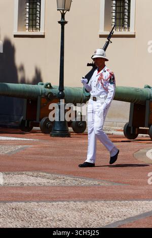 Monte Carlo -ville, Monaco, - 26 juillet 2025 :- membre de la Compagnie des carabiniers du Prince debout devant le Palais de Monaco Banque D'Images