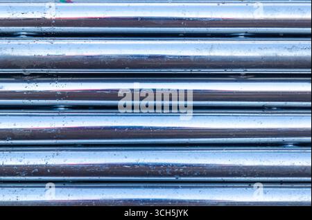 Fond de nouveaux tuyaux horizontaux en aluminium, gros plan. Banque D'Images