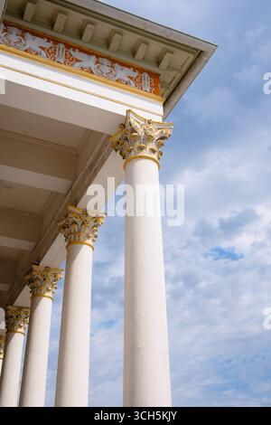 L'extérieur Kurhaus / Casino, Baden-Baden, Allemagne, avec une élégante colonnade corinthienne / portique aux détails dorés, par Friedrich Weinbrenner, années 1820 Banque D'Images