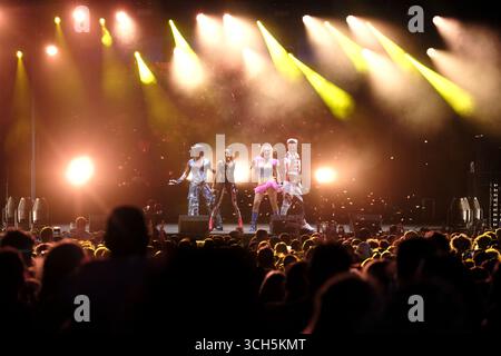 Jedburgh, Royaume-Uni. 31 août 2025. Les Vengaboys se produisent sur scène lors de la deuxième journée de l'EdgeFest 2025 à Lilliardsedge près de Jedburgh le 30 août 2025. EdgeFest 2025, Festival de musique. Un festival de musique en pleine croissance, dans les Scottish Borders, maintenant dans sa troisième année, qui se tient à Lilliardsedge, près de Jedburgh. Musique et divertissement pour toute la famille, sous le grand toit. (Crédit : Rob Gray/Alamy Live News Banque D'Images