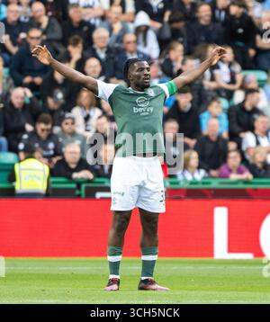Édimbourg, Royaume-Uni. 31 août 2025. Scottish Premiership - Hibernian FC v St Mirren FC. 31/8/2025 le défenseur belge de Hibs, Rocky Bushiri, célèbre après avoir marqué à fond à la 70e minute pour égaler le score à 1-1 alors que Hibs affronte St Mirren dans la première phase de la Premiership écossaise au stade Easter Road, Édimbourg, Royaume-Uni. Crédit : Ian Jacobs/Alamy Live News Banque D'Images