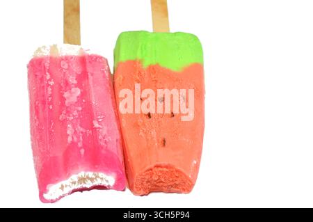 barres de crème glacée de pastèque et de lait de fraise faites de forme et de saveur de fruits, la barre de crème glacée est un dessert glacé avec de la crème glacée sur un bâton, et Banque D'Images