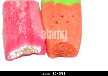 barres de crème glacée de pastèque et de lait de fraise faites de forme et de saveur de fruits, la barre de crème glacée est un dessert glacé avec de la crème glacée sur un bâton, et Banque D'Images