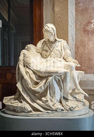 CITÉ DU VATICAN, ROME, ITALIE - 02 AOÛT 2025 gros plan sur le chef-d'œuvre emblématique de Michel-Ange en marbre, le Pietà. Il représente la Vierge Marie cr Banque D'Images