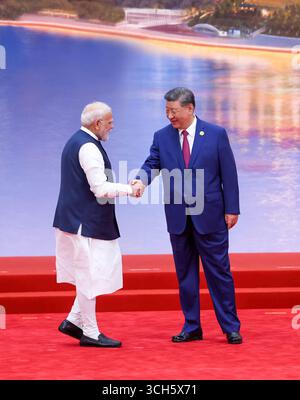 Tianjin, Chine. 31 août 2025. Le premier ministre indien Narendra Modi, à gauche, serre la main au président chinois Xi Jinping, à droite, lors de la réception pour les dirigeants du sommet de l’Organisation de coopération de Shanghai, le 31 août 2025 à Tianjin, en Chine. Crédit : PIB/Press information Bureau/Alamy Live News Banque D'Images
