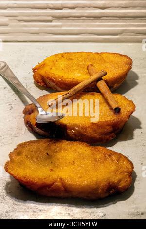 Torrijas espagnols traditionnels à la cannelle – Sweet de Pâques sur assiette noire Banque D'Images