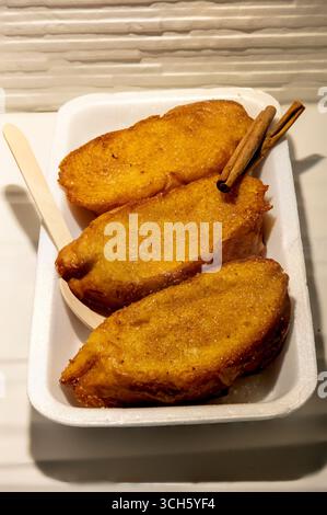 Torrijas espagnols traditionnels à la cannelle – Sweet de Pâques sur assiette noire Banque D'Images