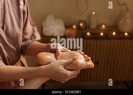 Gros plan sur le massage relaxant des pieds au spa, la thérapie apaisante pour le bien-être, le soulagement du stress, le confort et les soins du corps Banque D'Images