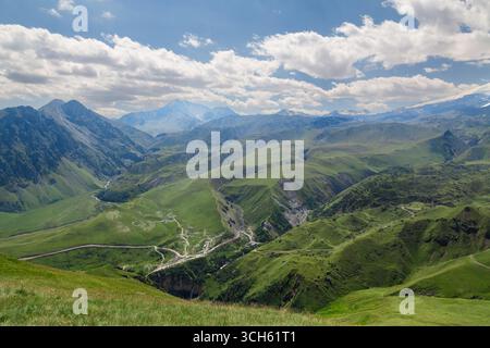Vue du tractus Dzhily Su d'en haut. Montagnes du Caucase en été, Kabardino-Balkarie, Russie Banque D'Images