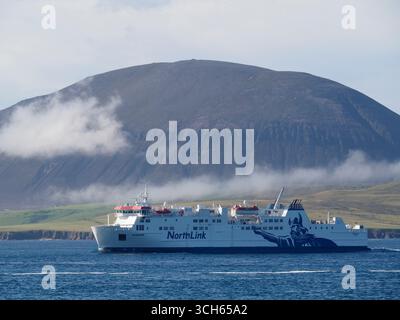 NorthLink ferry Hamnavoe approchant Stromness par Hoy Sound, Orcades Banque D'Images