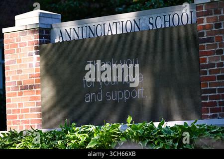 Minneapolis, États-Unis. 31 août 2025. Un message sur le panneau de l’Église catholique de l’Annonciation pour remercier les résidents locaux après une fusillade meurtrière mercredi qui a fait deux morts d’enfants et 18 blessés, à Minneapolis, Minnesota, le dimanche 31 août 2025. Selon les rapports, Robin Westerman, 23 ans, a tiré à travers une fenêtre de l'église avant de se suicider. Photo de Craig Lassig/UPI crédit : UPI/Alamy Live News Banque D'Images