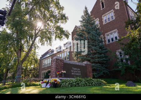 Minneapolis, États-Unis. 31 août 2025. Un message sur le panneau de l’Église catholique de l’Annonciation pour remercier les résidents locaux après une fusillade meurtrière mercredi qui a fait deux morts d’enfants et 18 blessés, à Minneapolis, Minnesota, le dimanche 31 août 2025. Selon les rapports, Robin Westerman, 23 ans, a tiré à travers une fenêtre de l'église avant de se suicider. Photo de Craig Lassig/UPI crédit : UPI/Alamy Live News Banque D'Images