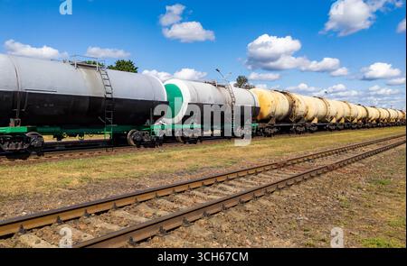 Wagons-citernes utilisés pour transporter des produits pétroliers. . Les marques d'identification ont été supprimées. Le train de carburant, matériel roulant avec pétrochimie Banque D'Images