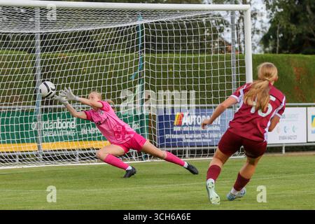 Northampton, Royaume-Uni. 31 août 2025. Une photo de Cody WEBB de Northampton Town Women est sauvée par Daisy Jenkins de Boldmere St Michaels dans la Ligue nationale des femmes Northampton Town Women v Boldmere St Michaels Women Credit : Clive Stapleton/Alamy Live News Banque D'Images