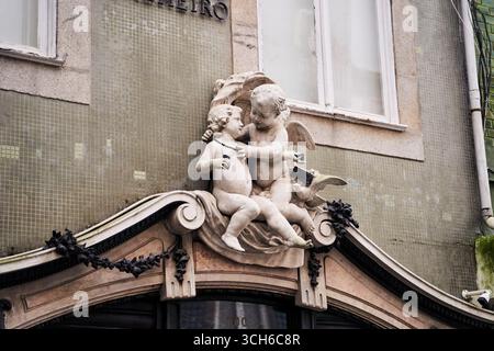 Porto, Portugal - 12.25.2022 : Découvrez l'élégant détail architectural mettant en vedette des chérubins sur un magnifique bâtiment historique Banque D'Images