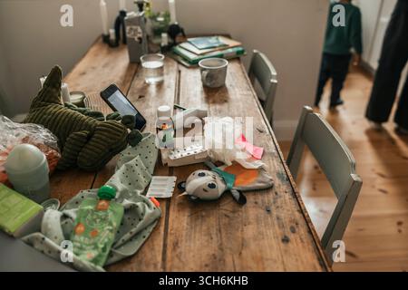 Médicaments et jouets gardés sur la table en désordre à la maison Banque D'Images