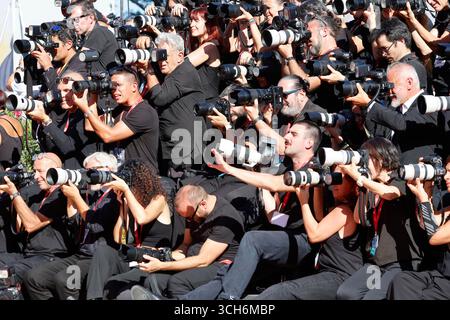 Venise, Italien. 31 août 2025. Photographes vus lors de la première de 'le Magicien du Kremlin' lors du 82e Festival international du film de Venise au Palazzo del Cinema sur le Lido à Venise, Italie, le 31 août 2025. Crédit : dpa/Alamy Live News Banque D'Images