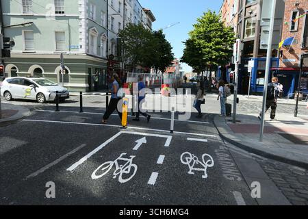 Dublin, Irlande - 09 juillet 2025 - des marquages routiers fraîchement posés pour les pistes cyclables, avec des symboles de vélos, sur Parliament Street après la piétonisation de la rue Banque D'Images