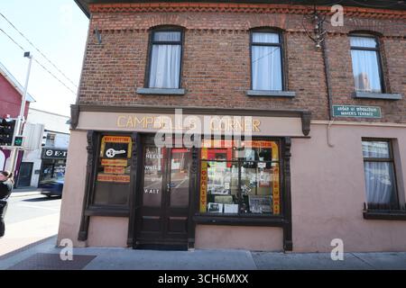 Dublin, Irlande - 09 juillet 2025 - 'Campbell's Corner' à Maher's Terrace à Dundrum dans le sud de Dublin par un après-midi très chaud Banque D'Images