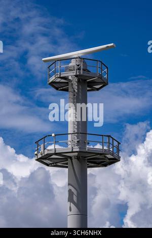 Tour radar sur la côte de la mer du Nord près d'Eemshaven surveille le trafic maritime le long de la côte, l'entrée de l'estuaire de l'EMS, mer des Wadden au large de Borkum, Netherlan Banque D'Images