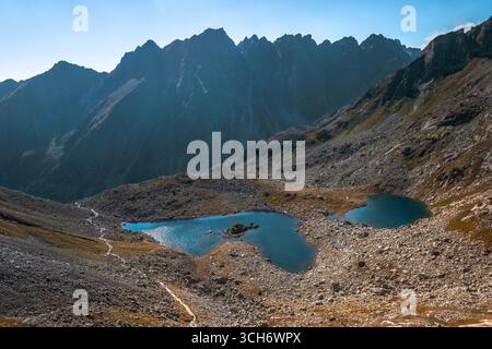 Lacs de montagne tôt le matin dans la chaîne de montagnes High Tatras sous Rysy pic 2499m vue. Les lacs Zabie plesa sont visibles ci-dessous. Banque D'Images