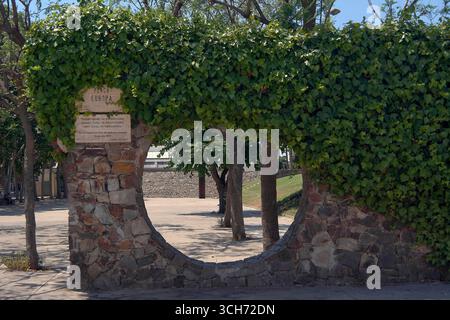 Viladecans. Barcelone - 31 août 2025 : le monument en pierre spécifique de la Placa d'Europa est montré par temps clair. La plaque et son arc environnant Banque D'Images