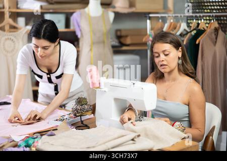 Femmes couturières cousant des vêtements dans l'atelier Banque D'Images