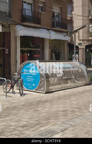Viladecans. Barcelone - 31 août 2025 : le système Bicibox, conçu pour offrir un stationnement sûr et facile aux cyclistes, est présenté. Il est situé sur un publ Banque D'Images