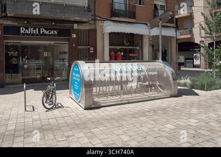 Viladecans. Barcelone - 31 août 2025 : une station de Bicibox pour un parking sécurisé pour vélos et scooters est vue dans une rue, avec un vélo garé à l'extérieur. Banque D'Images