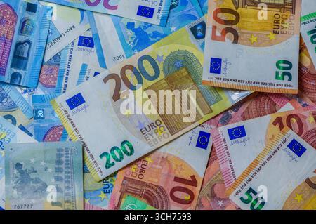 Divers billets en euros de différentes coupures couchés sur la table, vue rapprochée. Monnaie européenne, fonds financiers, change de devises et banki Banque D'Images
