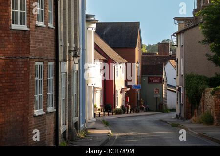 Une rue étroite à Saffron Walden, en Angleterre, avec des bâtiments traditionnels et une courbe douce dans la route. Banque D'Images