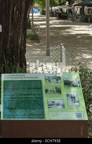 Viladecans. Barcelone - 31 août 2025 : gros plan d'un marqueur historique sur une rue. Le panneau commémore la première promenade de Viladecans avec o Banque D'Images