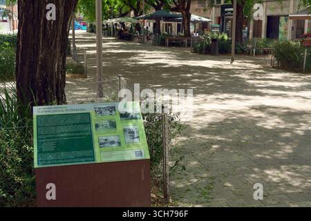 Viladecans. Barcelone - 31 août 2025 : le panneau d'information sur la rambla Modolell est montré. Le signe comprend du texte et des photographies historiques, provi Banque D'Images
