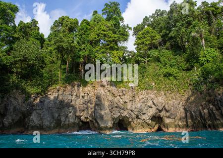 Crique côtière rocheuse avec forêt tropicale et océan bleu Azur. Entre Sirena et San Pedrillo, Parc National du Corcovado, péninsule d'Osa, Costa Rica. Banque D'Images