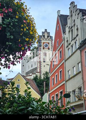 Hohes Schloss Tour de l'horloge vue des rues de Füssen, Allemagne Banque D'Images