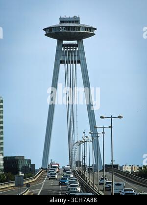 Voitures traversant le pont OVNI à Bratislava, Slovaquie Banque D'Images