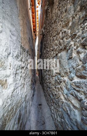 Explorez la rue la plus étroite de Garganta la Olla, un quartier historique bordé de maisons en pierre et en bois des XVe et XVIe siècles. Banque D'Images