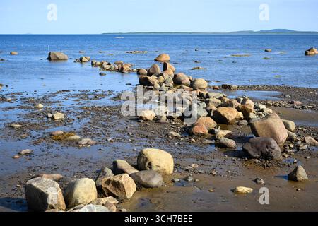 Rivage rocheux avec de grandes pierres sur la côte de la mer Blanche, paysage à marée basse en Carélie, Russie, nature et concept de voyage Banque D'Images