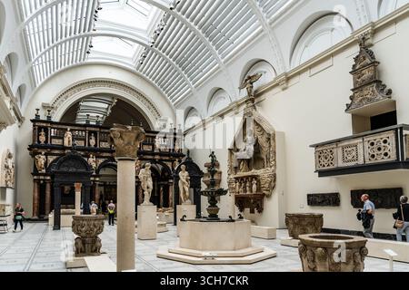 Hall intérieur avec sculptures en marbre de la Renaissance italienne au Victoria and Albert Museum, célèbre musée d'art et de design à Londres, en Angleterre. Banque D'Images