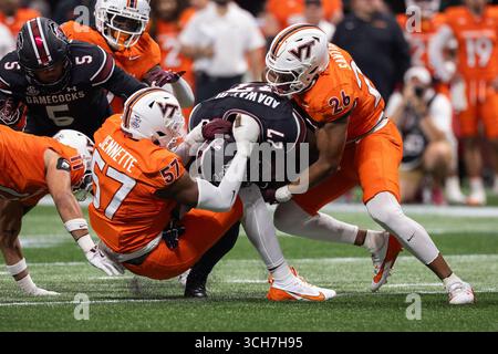 Atlanta, Géorgie, États-Unis. 31 août 2025 : James Jennette (57) et Antwone Santiago (26) attaquent les Gamecocks de Caroline du Sud Running Back Oscar Adaway III (27) lors de la première moitié du match de lancement de l'Aflac 2025 au Mercedes-Benz Stadium d'Atlanta, Géorgie. (Scott Kinser/CSM) crédit : Cal Sport Media/Alamy Live News Banque D'Images