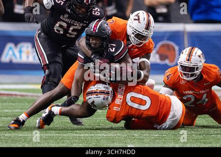 Atlanta, Géorgie, États-Unis. 31 août 2025 : South Carolina Gamecocks Running Back Oscar Adaway III (27) affronte le joueur de ligne défensif des Virginia Tech Hokies Keyshawn Burgos (2) et Quentin Reddish (0) lors de la première moitié du match de lancement de l'Aflac 2025 au Mercedes-Benz Stadium d'Atlanta, Géorgie. (Scott Kinser/CSM) crédit : Cal Sport Media/Alamy Live News Banque D'Images
