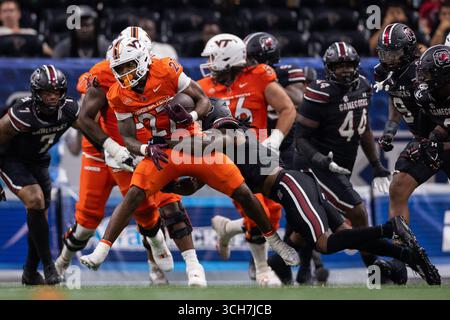 Atlanta, Géorgie, États-Unis. 31 août 2025 : L'Oscar Adaway III (27) des Gamecocks de Caroline du Sud est attaqué par le défenseur Jalewis Solomon (16 ans) des Gamecocks de Caroline du Sud lors de la seconde moitié du match de lancement de l'Aflac 2025 au Mercedes-Benz Stadium d'Atlanta, Géorgie. (Scott Kinser/CSM) crédit : Cal Sport Media/Alamy Live News Banque D'Images