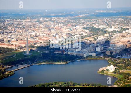 Le Washington Monument se dresse haut dans une vue aérienne Banque D'Images