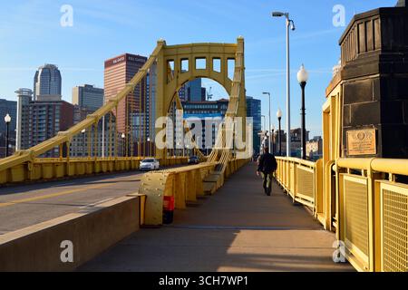 Un homme traverse le pont Roberto Clemente en direction du centre-ville de Pittsburgh Banque D'Images
