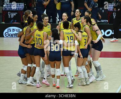 Bangkok, Thaïlande. 31 août 2025. Les joueuses du Brésil célèbrent la victoire après le match de la ronde 16 entre le Brésil et la République dominicaine au Championnat du monde féminin de volleyball à Bangkok, Thaïlande, le 31 août 2025. Crédit : Hou Zhaokang/Xinhua/Alamy Live News Banque D'Images