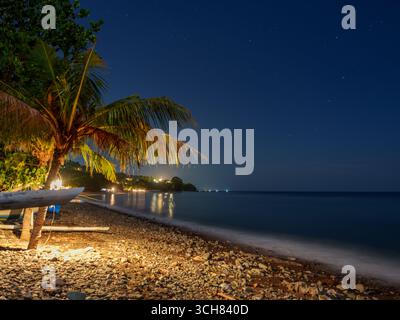 Plage de nuit avec des palmiers à Amed, Bali, Indonésie Banque D'Images
