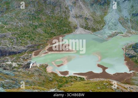 Heiligenblut, Carinthie, Autriche. 27 août 2025. Lac glaciaire vu depuis la Grossglockner Hochalpenstrasse, également connue sous le nom de Grossglockner High Alpine Road. C'est la route de col de montagne la plus haute surface en Autriche, nommée d'après la plus haute montagne d'Autriche. (Crédit image : © Andreas Stroh/ZUMA Press Wire) USAGE ÉDITORIAL SEULEMENT ! Non destiné à UN USAGE commercial ! Banque D'Images