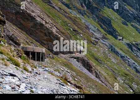 Heiligenblut, Carinthie, Autriche. 27 août 2025. Gamsgrubenweg près de la Grossglockner Hochalpenstrasse, également connue sous le nom de Grossglockner High Alpine Road. C'est la route de col de montagne la plus haute surface en Autriche, nommée d'après la plus haute montagne d'Autriche. (Crédit image : © Andreas Stroh/ZUMA Press Wire) USAGE ÉDITORIAL SEULEMENT ! Non destiné à UN USAGE commercial ! Banque D'Images