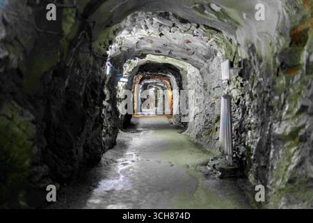 Heiligenblut, Carinthie, Autriche. 27 août 2025. À l'intérieur du Gamsgrubenweg près de la Grossglockner Hochalpenstrasse, également connue sous le nom de Grossglockner High Alpine Road. C'est la route de col de montagne la plus haute surface en Autriche, nommée d'après la plus haute montagne d'Autriche. (Crédit image : © Andreas Stroh/ZUMA Press Wire) USAGE ÉDITORIAL SEULEMENT ! Non destiné à UN USAGE commercial ! Banque D'Images
